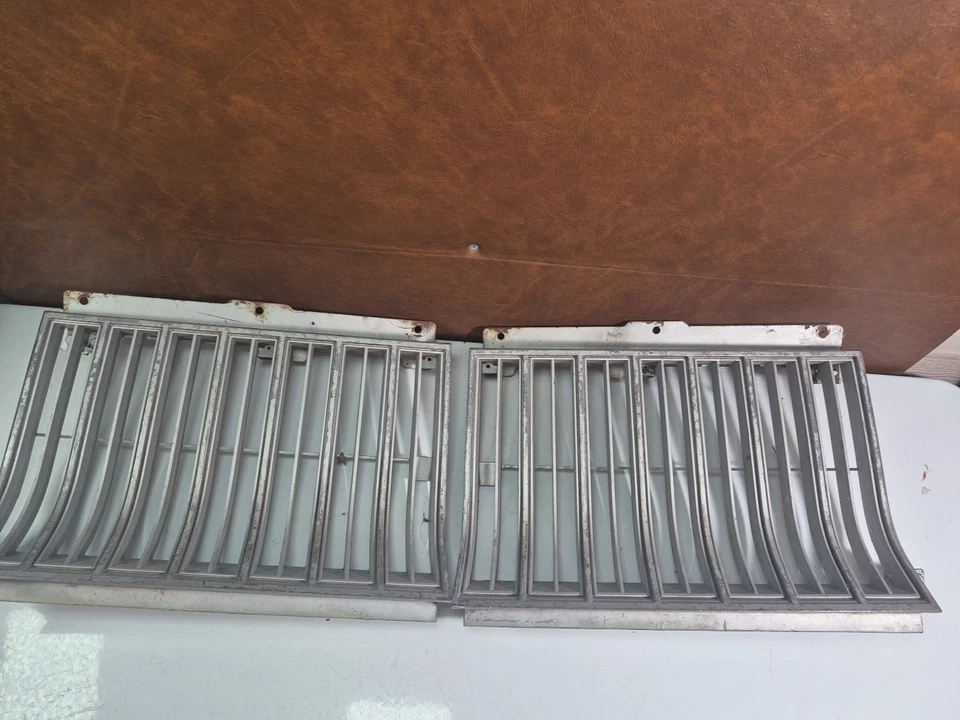 Par de rejilla Oldsmobile Cutlass original GM 1982-1986 442 Foto 1 de 3