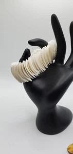 Schönes Stretch-Armband 6"-8" weiß Blattform gerippte Muscheln 1 1/2" - Bild 1 von 7