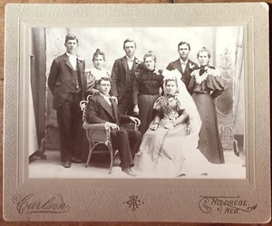 Novia y novio y 3 parejas 1890 vestido victoriano atuendo decoración retrato fotografía - Imagen 1 de 9