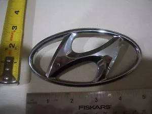 HYUNDAI OVAL H EMBLEM BAGDE CHROME OEM ORIGINAL - Foto 1 di 2