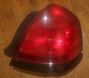 RIGHT TAILLIGHT FORD CROWN VICTORIA 1998 1999 2000 2001 2002 2003 FD 29.45 OEM - Picture 1 of 2