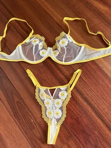 Moxy brandneu Gänseblümchen Dessous Set Gr. S Gänseblümchen zart süß Höschen ist T-Back - Bild 1 von 6