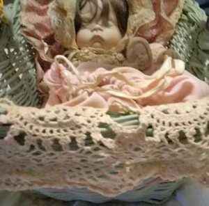 Vintage!! Seltener Fund!! Tante Agatha Handarbeit Porzellan Puppe Gesicht Baby in Korbgeflecht. - Bild 1 von 6