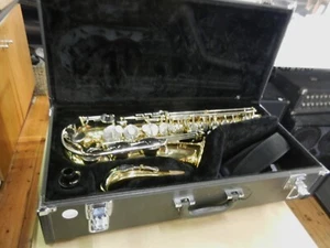 YAMAHA YAS26 STUDENT ALTO SAXOPHONE WITH CASE - Picture 1 of 17