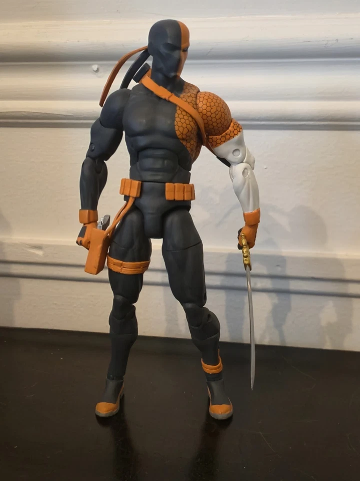 DC Essentials Deathstroke 7" Action Figure DC Collectibles w/Hand Gun And Sword  Foto 1 de 4