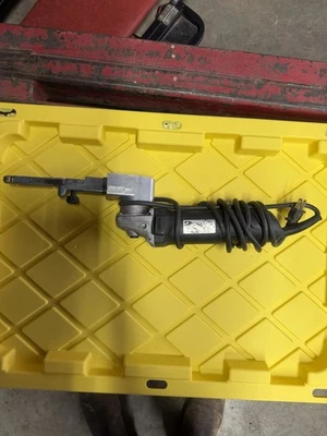 Dynabrade Dynafile皮带砂光机 — 第 1/4 张图片