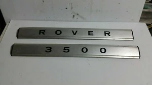 ROVER SD1 SERIES 1 V8 REAR MOUNTED 3500 & ROVER TRIM BADGES COMPLETE IN VGC - Picture 1 of 1