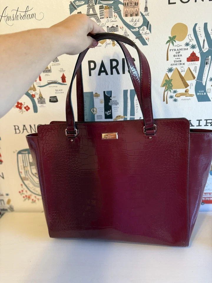 Bolso de Mano Kate Spade Croc Charol Repujado Borgoña Merlot Cremallera Top Cartera Foto 1 de 4