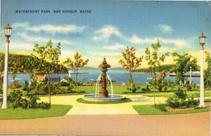 Postkarte Leinen Waterfront Park Bar Hafen ME Brunnen PC772 - Bild 1 von 2