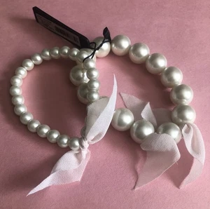 Anne Taylor Neu mit Etikett passende Kunstperlen Stretch Armbänder 2er Set Schleife weiß - Bild 1 von 4