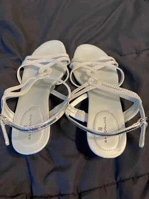 Tacones plateados, cuñas elegantes, correas Foto 1 de 4