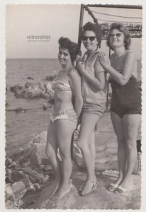 Tres Mujeres Jóvenes Bonitas Atractivas Playa Bikini Traje de Baño Mujer Instantánea Foto - Imagen 1 de 7