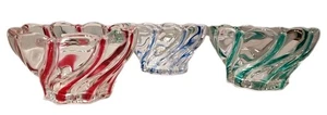 Juego de 3 cuencos arremolinados de vidrio transparente rojo/verde/azul Mikasa 'Peppermint Swirl' - Imagen 1 de 7