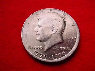 1976 KENNEDY HALF DOLLAR MINT COIN ERROR OFF CENTER & PARTIAL COLLAR COIN!! #492 - Image 1 of 2