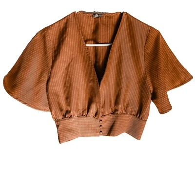 Charlotte Russe Feminino Marrom Listra de Giz Manga Flutter Três Botões Encolher de Ombros, Pequeno - Imagem 1 de 4