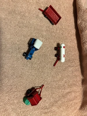 Tractor agrícola Ford TW20 ERTL vintage años 80 con varios equipos, lote de 4 Foto 1 de 4