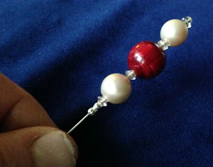 Hutnadel mit 2 Kunstperlen & rotem Stein auf Silber-Finish-Fassung - lustige, sexy Hutnadel - Bild 1 von 9