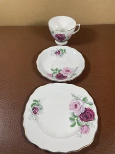 TAZA DE TÉ, PLATILLO Y PLATO PEQUEÑO ROYAL VALE BONE CHINA ROJA Y ROSA - INGLANDIA - Imagen 1 de 12