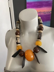 Collana vintage stile Tiki arancione bruciato conchiglia marrone stile tribale cucina anni 60 70 - Foto 1 di 6