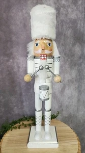 Weiß & Silber Glitzer Trommler Nussknacker Holz Weihnachten 15" Kunstfell Mütze NEU - Bild 1 von 7