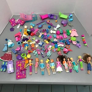 10 Polly Pocket Puppen mit einer Tonne Stoffen, Zubehör und Möbeln - Bild 1 von 10