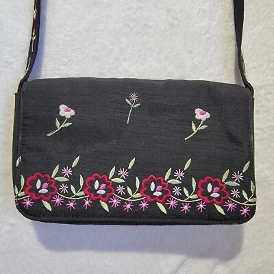 Cartera Liz Claiborne Pequeña Satinada Negra Floral Bordada Forro Rosa Caliente Foto 1 de 4