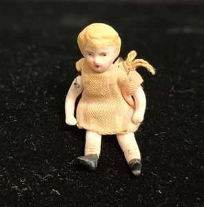 2 Zoll Babypuppe, deutsch, trägt altes Kleid Maßstab 1:12 - Bild 1 von 11