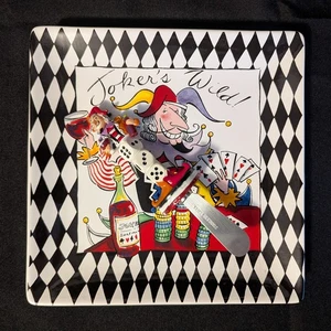 Mudpie Tracy Flickinger Joker’s Wild 8" quadratischer Teller & Käsestreuer - Bild 1 von 6