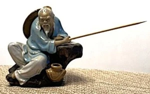 CHINESISCHE SCHLAMMMÄNNER FIGUR ~ Vintage Keramik sitzender Mann mit Stab - Bild 1 von 5