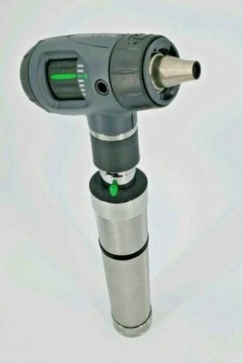 Otoscopio Welch Allyn 23820 con mango enchufable directo recargable Foto 1 de 4