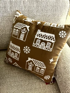 Almohada Feliz Momentos Pan de Jengibre Casa Pueblo Bordada Aldi 2024 Nueva con Etiquetas - Imagen 1 de 2