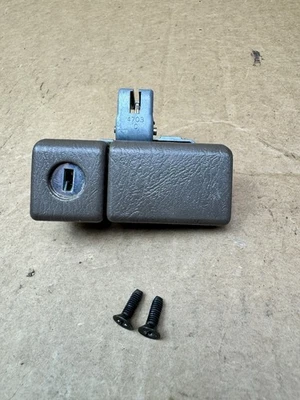 1992-1996 Toyota Camry caixa de luvas compartimento alça trava marrom SEM CHAVE FABRICANTE DE EQUIPAMENTO ORIGINAL - Imagem 1 de 4