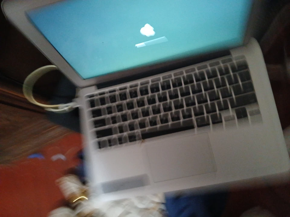 Apple MacBook A1466 Core I5 1.8GHz Laptop 8GB RAM, 256GB SSD, 2017, 13-inch - Image 1 of 4