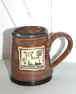 Tazza tazza Mike McCartney Art Studio Deneen Pottery rara vintage cane Yorkshire Terrier - Foto 1 di 10