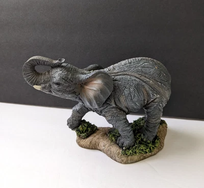 Estatuilla de elefante pequeña detallada de 4 pulgadas Estante de plástico o resina para decoración del hogar naturaleza Foto 1 de 4