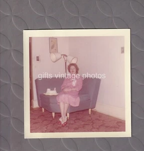Original gefundene Farbe Schnappschuss 1962 klassische Frau posiert sitzend C684 - Bild 1 von 1