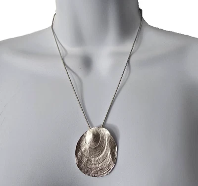 Collar Colgante Corona Trafari Shell Tono Plata Cadena Oyster Almeja Forma Orgánica Foto 1 de 4