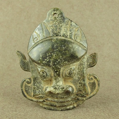 Antiguo colgante de máscara facial tallada en jade de 4,1" de la dinastía Zhou oriental de los Estados Combatientes Foto 1 de 4