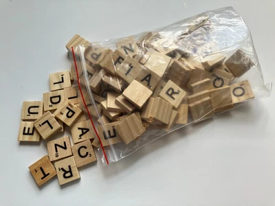LOTE de 100 mini azulejos de madera Scrabble 98 letras y 2 espacios en blanco Foto 1 de 4