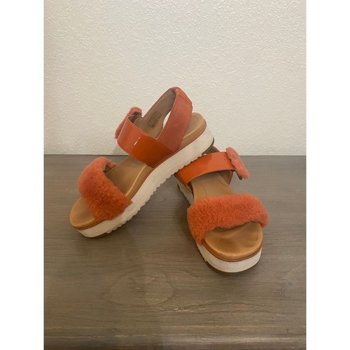Sandali con plateau UGG Fluff Chella Red Rock in pelle verniciata misura 9 5