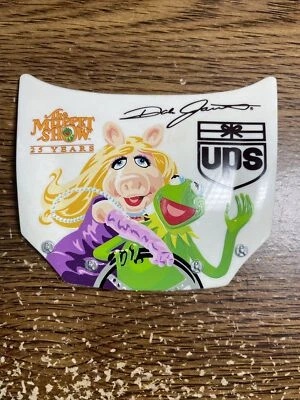 DALE JARRETT Action The Muppet Show 25 años UPS 3,5" X 2,5" CAPUCHA NASCAR de plástico Foto 1 de 2