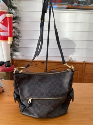 Bolso Bandolera Coach Pennie Signature Usado en Excelente Condición Foto 1 de 4