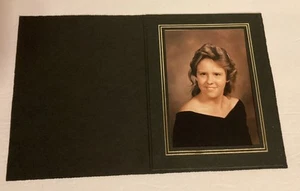 1980er junge Frau Senior Portrait schwarzer Vorhang Retro-Stil formelle Fotografie - Bild 1 von 5