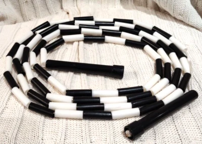 Corda de salto 10,25' plástico frisado preto branco exercício fitness - Imagem 1 de 4