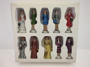 Set Miniature Porcellana Avon Lady Vintage 1976 Edizione Limitata Avon Lady Callin - Foto 1 di 17