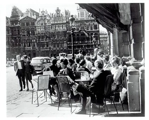 1979 Vintage Photo people at outdoor pub bar Grand Place Market Brussels Belgium - Picture 1 of 2