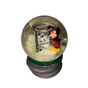 Mini Globo de Nieve de Navidad Disney Mickey Mouse 2004 ¡75 Años de Diversión! JCPenney - Imagen 1 de 6