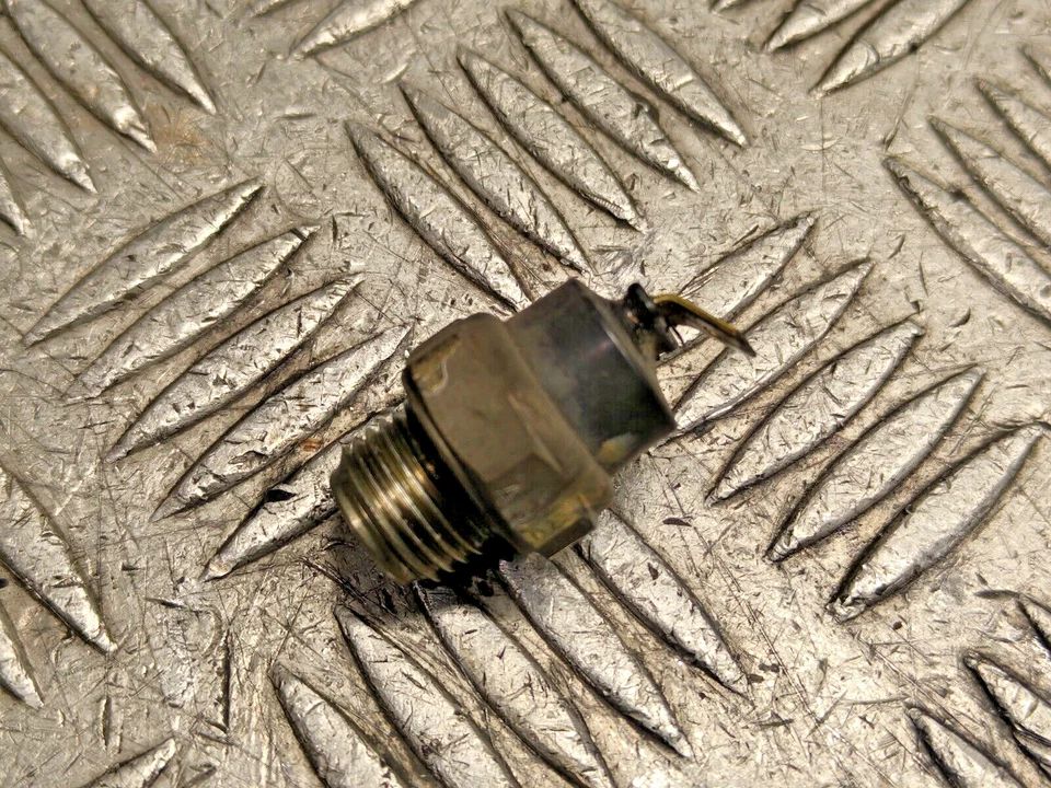 HONDA CBR600-F CBR600-F2 1991 91 94 RDIATOR FAN SWITCH Foto 1 de 1