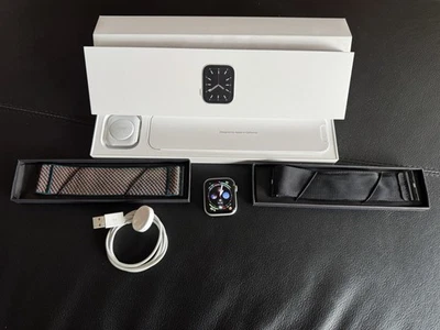 Apple Watch Series 4 44mm Aluminiumgehäuse in Silber mit zwei breiten Bändern - Bild 1 von 4