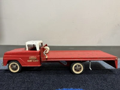 Camión de remolque de plataforma plana con polipasto de rampa Tonka Toys vintage años 60 Foto 1 de 4